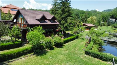 DOMENIU DE 2.1 HA CU 2 CABANE, LAC SI PADURE - OPORTUNITATE PENTRU TURISM SI RETREATURI